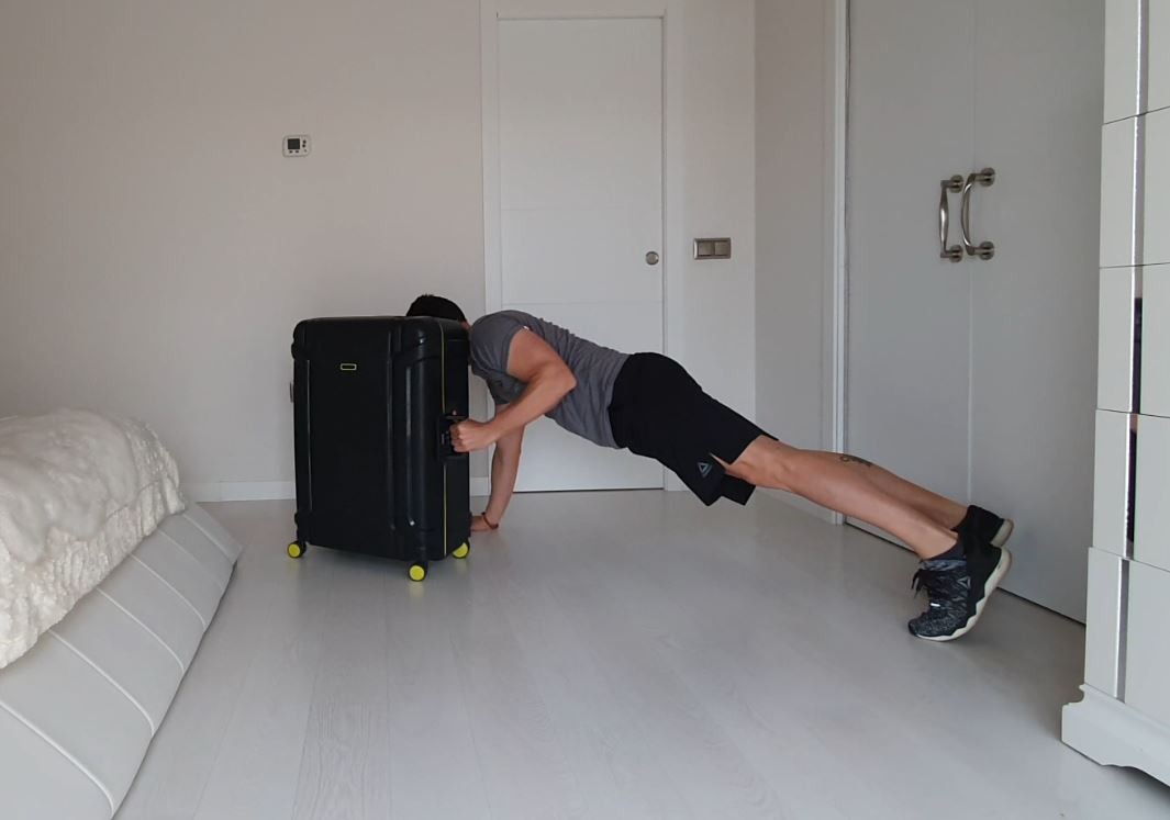 Yo entreno en casa / Día 20: Entrena con una maleta